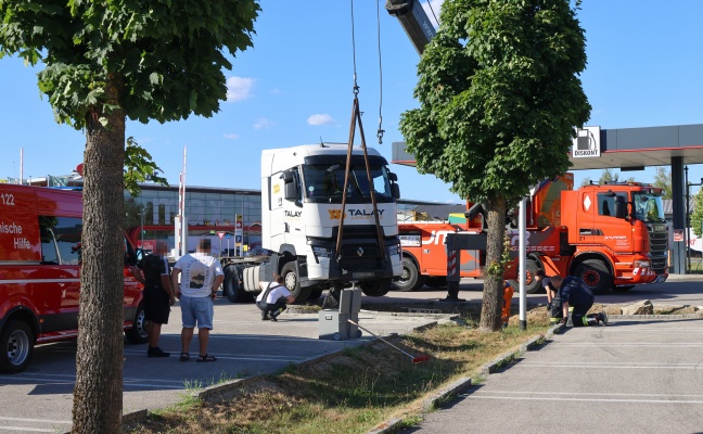 Zugmaschine auf Stein: Aufwendigere LKW-Bergung auf Parkplatz in Wels-Waidhausen