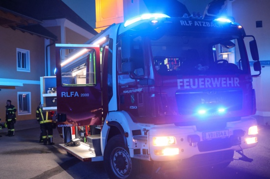 Feuerwehr, Rettung und Polizei bei K�chenbrand im Ortszentrum von Atzbach im Einsatz