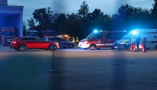 F�nf Feuerwehren bei Brand bei einem Unternehmen bei Hofkirchen im Traunkreis im Einsatz