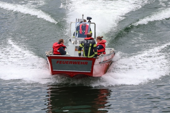 Personenrettung: Einsatzkr�fte mit Boot und Drohne zu vermisster Person in der Traun alarmiert