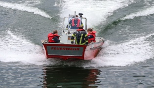 Personenrettung: Einsatzkr�fte mit Boot und Drohne zu vermisster Person in der Traun alarmiert