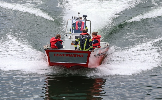 Personenrettung: Einsatzkr�fte mit Boot und Drohne zu vermisster Person in der Traun alarmiert