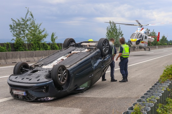 Auto �berschlagen: Schwerer Verkehrsunfall auf Westautobahn bei Vorchdorf fordert vier Verletzte