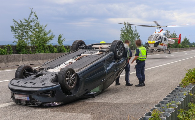 Auto �berschlagen: Schwerer Verkehrsunfall auf Westautobahn bei Vorchdorf fordert vier Verletzte