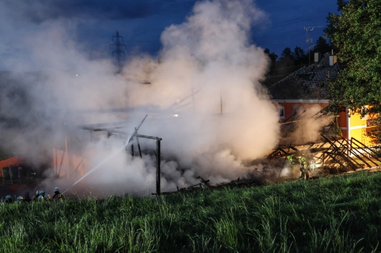 Gro�brand: Zehn Feuerwehren bei Vollbrand eines Stadls neben Nachtclub in Eitzing im Einsatz