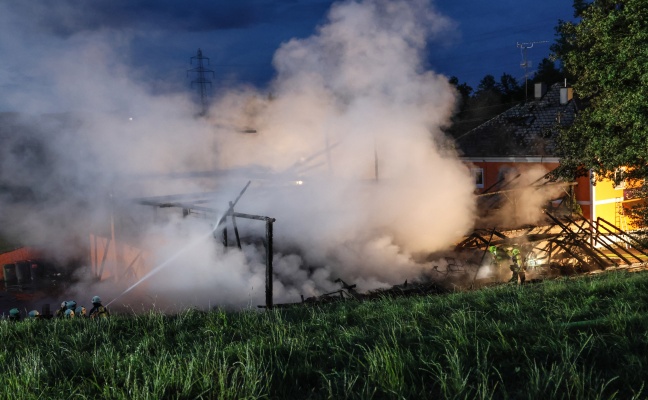Gro�brand: Zehn Feuerwehren bei Vollbrand eines Stadls neben Nachtclub in Eitzing im Einsatz
