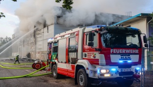 Firmenhalle in Vollbrand: F�nf Feuerwehren bei Entsorgungsbetrieb in Wels-Schafwiesen im Gro�einsatz
