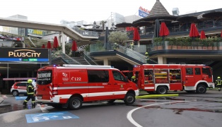 Drei Verletzte bei Brand in einem Gastronomiebetrieb eines Einkaufszentrums in Pasching