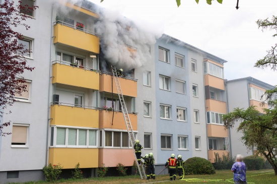 Ausgedehnter Balkonbrand: Drei Feuerwehren bei einem Mehrparteienwohnhaus in Leonding im Einsatz