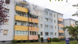 Ausgedehnter Balkonbrand: Drei Feuerwehren bei einem Mehrparteienwohnhaus in Leonding im Einsatz