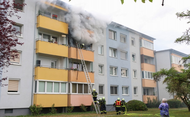 Ausgedehnter Balkonbrand: Drei Feuerwehren bei einem Mehrparteienwohnhaus in Leonding im Einsatz