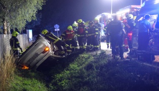 Auto �berschlagen: PKW bei schwerem Verkehrsunfall in Fraham von Wallerner Stra�e abgekommen