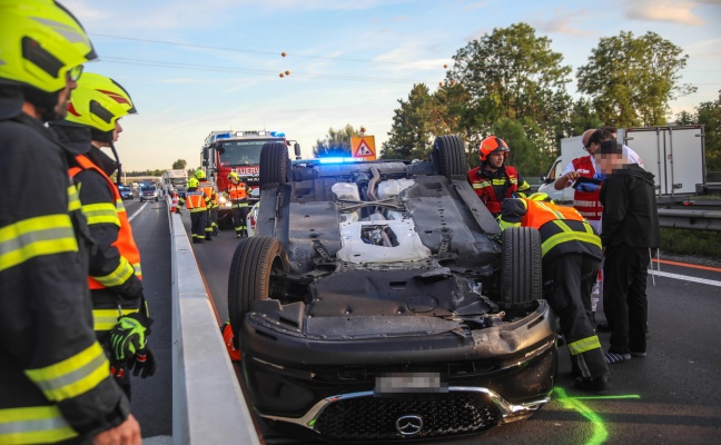 Auto am Dach: PKW im Baustellenbereich auf Welser Autobahn bei Marchtrenk �berschlagen