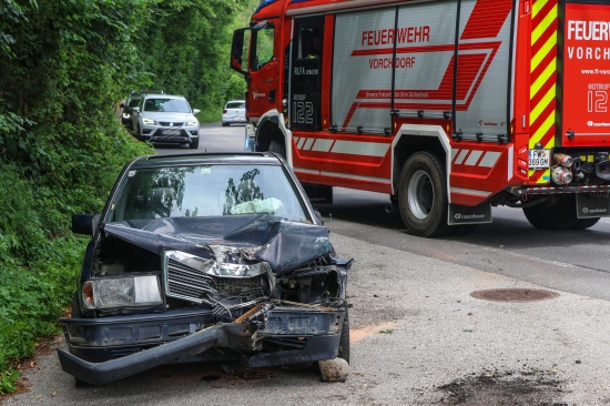 Auto gegen Baum: Einsatzkr�fte nach schwerem Verkehrsunfall in Vorchdorf im Einsatz