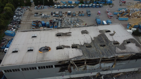 Umfangreiche Nachl�scharbeiten nach Gro�brand einer Halle in Wels-Schafwiesen