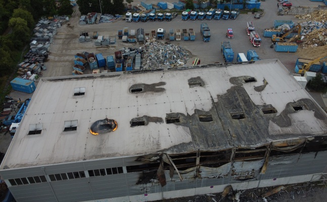 Umfangreiche Nachl�scharbeiten nach Gro�brand einer Halle in Wels-Schafwiesen
