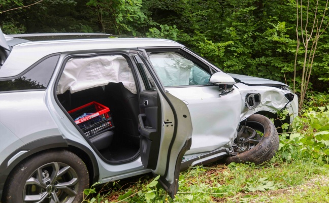 Auto gegen Baum: Schwerer Verkehrsunfall in einem Waldst�ck bei Hochburg-Ach