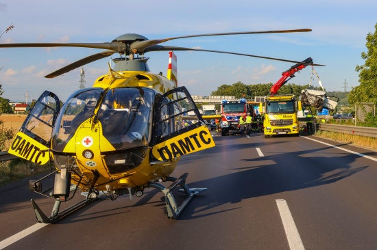 Pucking: Drei teils Schwerverletzte nach schwerem Auto�berschlag im Bereich des Knoten Haid