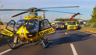 Pucking: Drei teils Schwerverletzte nach schwerem Auto�berschlag im Bereich des Knoten Haid
