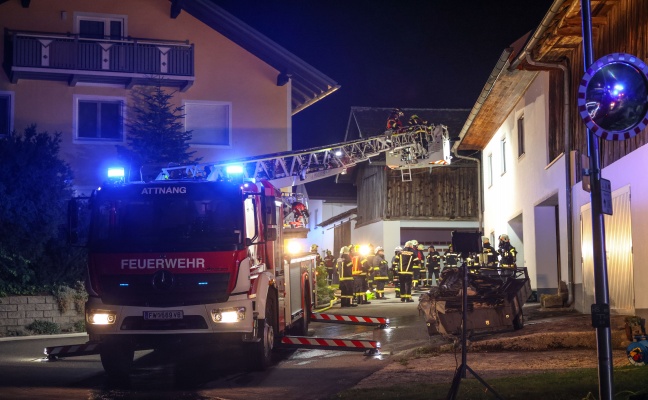F�nf Feuerwehren bei Brand einer Doppelgarage in Atzbach im Einsatz