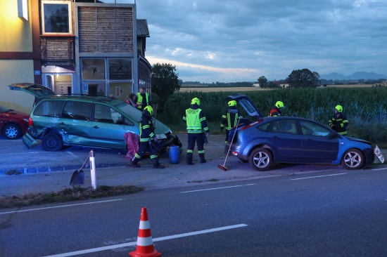 Auto auf Pyhrnpass Stra�e in Sattledt von Stra�e abgekommen und parkenden PKW gerammt