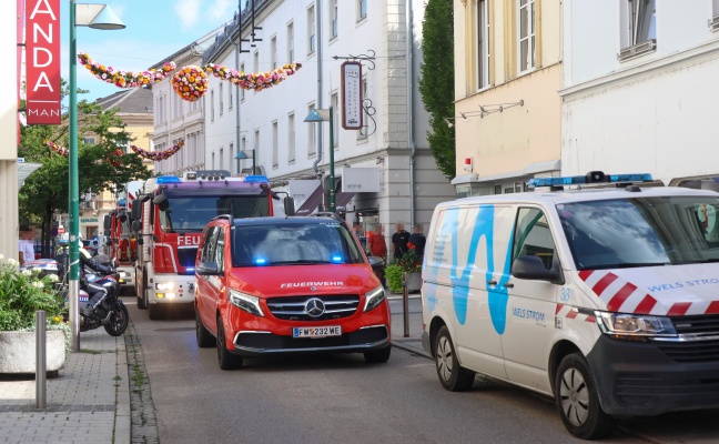Brand an der Stromzuleitung zu einem Geb�ude in Wels-Innenstadt