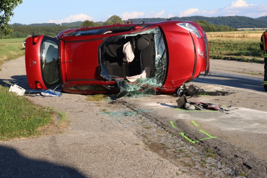 Personenrettung nach schwerem Crash zwischen PKW und Traktor in Hohenzell