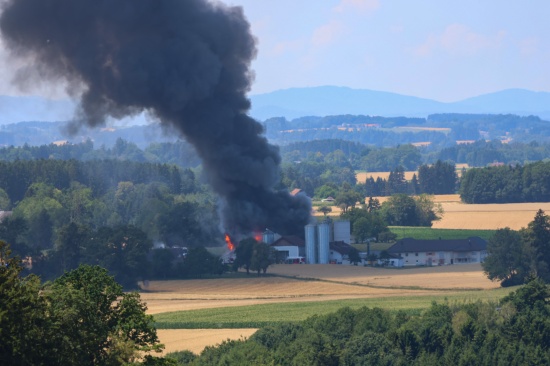 Gro�brand: 17 Feuerwehren bei Bauernhofbrand in Pettenbach im Einsatz
