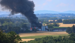 Stall in Vollbrand: 21 Feuerwehren bei Gro�brand auf Bauernhof in Pettenbach im Einsatz
