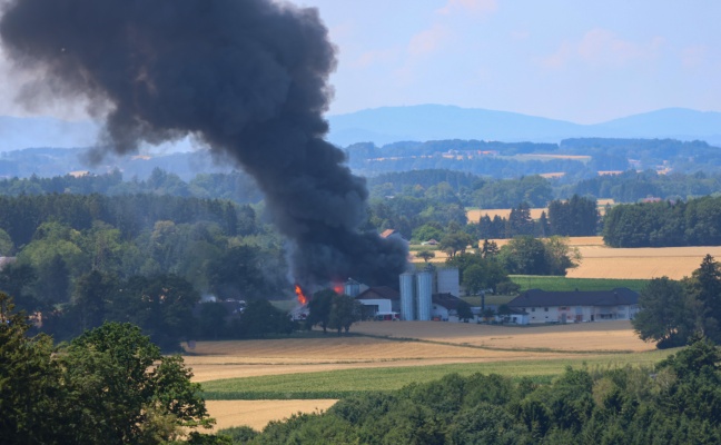 Stall in Vollbrand: 21 Feuerwehren bei Gro�brand auf Bauernhof in Pettenbach im Einsatz