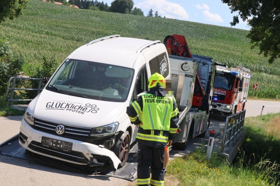 Randstein touchiert: Kleintransporter in Pennewang nach Unfall auf Br�cke gegen Baum geprallt