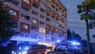 Sicherungseinsatz: Markise drohte von Balkon eines Hochhauses in Wels-Neustadt zu abzust�rzen