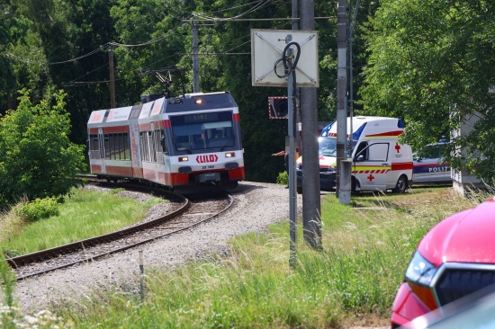 Gr��erer Betreuungseinsatz nach Personenunfall mit Regionalzug-Triebwagen bei Hinzenbach