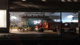 N�chtlicher Brandeinsatz der Feuerwehr bei einem Unternehmen in Aschach an der Donau