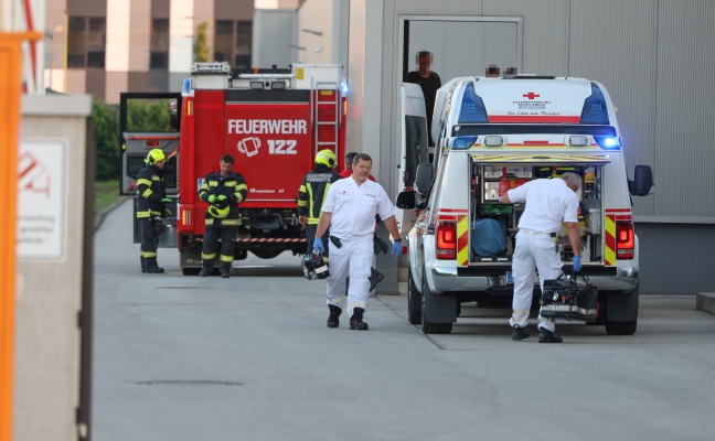 Personenrettung: Einsatzkr�fte befreien eingeklemmte Person in einer Gro�b�ckerei in Gunskirchen
