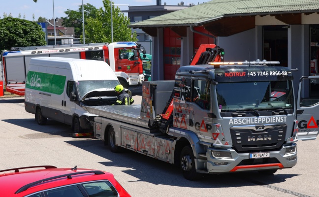 Sattledt: Brennenden Kleintransporter mit Abschleppfahrzeug direkt zur Feuerwehr gebracht