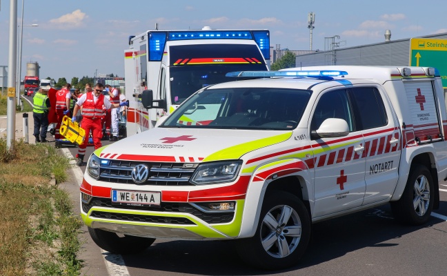 Schwerer Unfall: Reifen l�ste sich auf Pyhrnpass Stra�e in Steinhaus von LKW und krachte in Motorrad