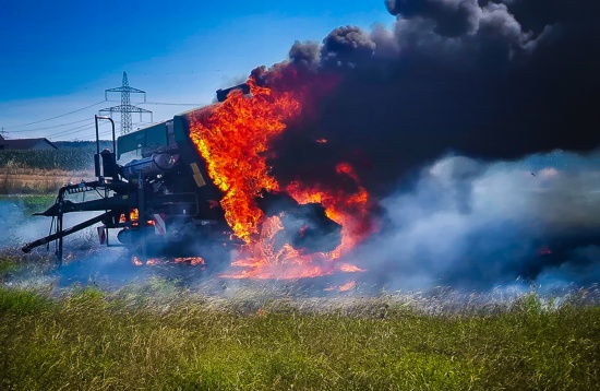 Zwei Feuerwehren bei Brand eines landwirtschaftlichen Fahrzeuges in Burgkirchen im Einsatz