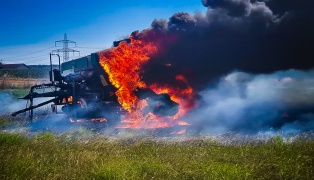 Zwei Feuerwehren bei Brand eines landwirtschaftlichen Fahrzeuges in Burgkirchen im Einsatz
