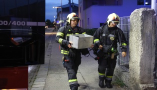 Kleinfl�chiger Flurbrand auf einem Spielplatz in Wels-Neustadt durch Feuerwehr abgel�scht