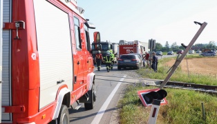Lichtsignal gerammt: Auto auf Bahn�bergang der Wallerner Stra�e in Scharten verunfallt