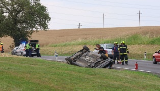 Auto�berschlag: PKW kam bei Tumeltsham neben Rieder Stra�e am Dach liegend zum Stillstand