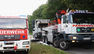 Acht Feuerwehren: Brenzlige bei LKW-Brand neben steilem Waldst�ck in Engelhartszell