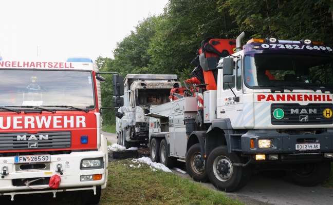 Acht Feuerwehren: Brenzlige Lage bei LKW-Brand neben steilem Waldst�ck in Engelhartszell