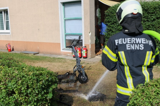 Brandeinsatz in Enns: Brand eines E-Scooters auf Terrasse einer Wohnanlage griff auf Fassade �ber