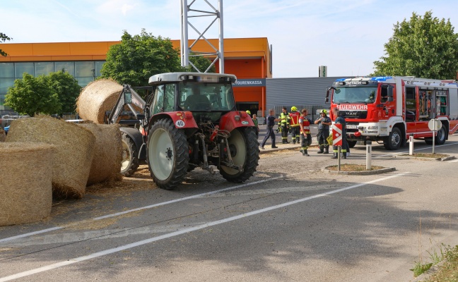 Rundballenladung umgest�rzt: Personen nach Unfall in Dietach unter Traktoranh�nger bef�rchtet