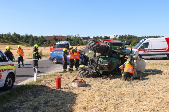 Zwei Verletzte bei Crash: Traktor nach schwerer Kreuzungskollision mit PKW in Gunskirchen umgest�rzt