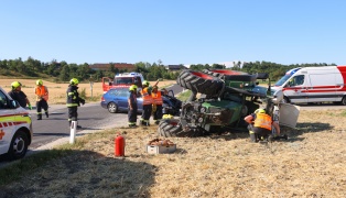 Zwei Verletzte bei Crash: Traktor nach schwerer Kreuzungskollision mit PKW in Gunskirchen umgest�rzt