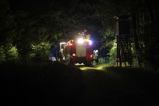 Einsatzkr�fte der Feuerwehr bei kleinerem Brand in einem Wald in Sipbachzell im Einsatz