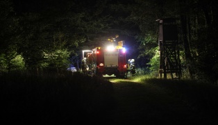Einsatzkr�fte der Feuerwehr bei kleinerem Brand in einem Wald in Sipbachzell im Einsatz